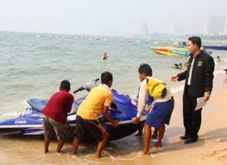 Mayor Itthiphol Kunplome inspects a jet ski and talks with the vendors on Pattaya Beach.